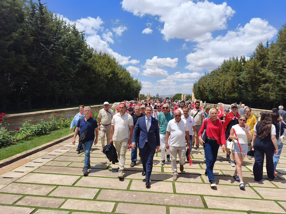 ridvanuz17's tweet photo. Ankara Tandoğan meydanı Türk bayrakları ile gelincik tarlası gibiydi. 

Emeğini yüreğini şehidini vatan toprağına bırakanlar bu gün şehidine bayrağına Cumhuriyetine sahip çıktı.

Ez cümle var olasın genel başkanım var olasın büyük Türk milleti 
#BayrakAçıyorum @MDervisogluTR #İYİParti