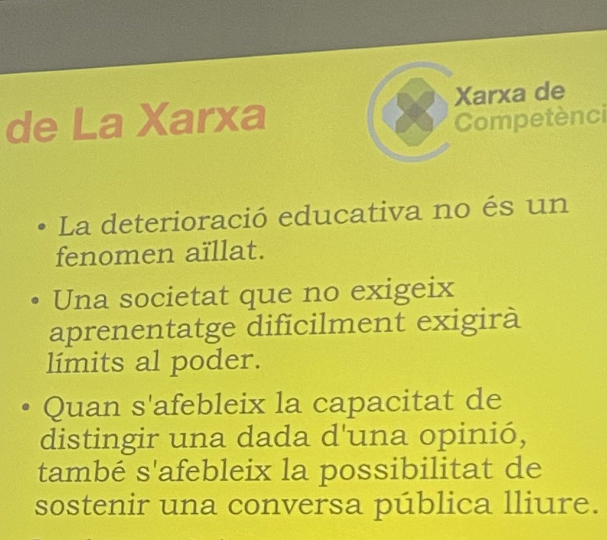 art_educ's tweet photo. Algunes de les fites que ens ha deixat en #FernandoHernandez a #XXVJornadaAnual #XarxesCB “Una cosa és fer projectes i altre és aprendre per projectes”. Altra“Hem d’ensenyar els #joves a reflexionar i a prendre la paraula; alló és el que realment tindrà impacte transformador” #CB https://t.co/EoDrBf5xQI