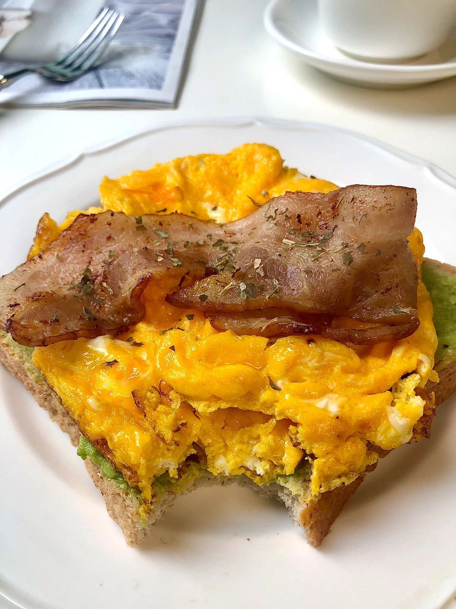 aiQhcABJfWFeMKS's tweet photo. Just made homemade avocado toast with a runny yolk on a rainy afternoon—comfort in every bite!， https://t.co/BYpT6rO3eB
