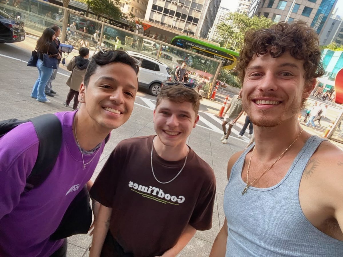 lucasedu_psq's tweet photo. Simplesmente não dá pra tankar São Paulo. Do nada eu e o meu namorado andando na Paulista e a gente esbarra com o Shawn Mendes SOZINHO e sem SEGURANÇA, tipo, oi??? 😭 https://t.co/9wITeUerr5