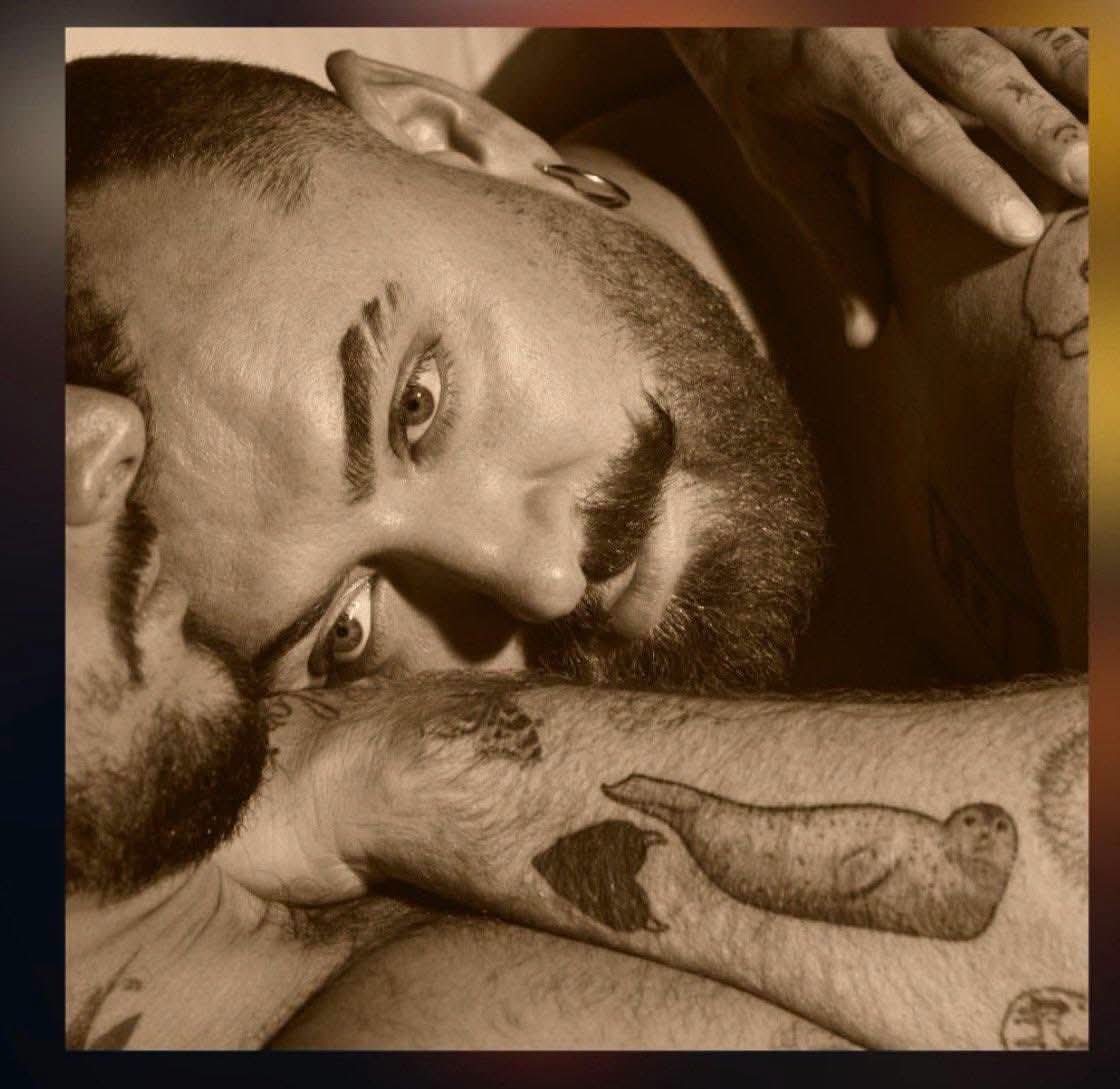 sampqp's tweet photo. Sam Smith se inspira em Victor Hugo e recria momento icônico do BBB 20 em capa do seu novo álbum https://t.co/dKQPG7rk1Y