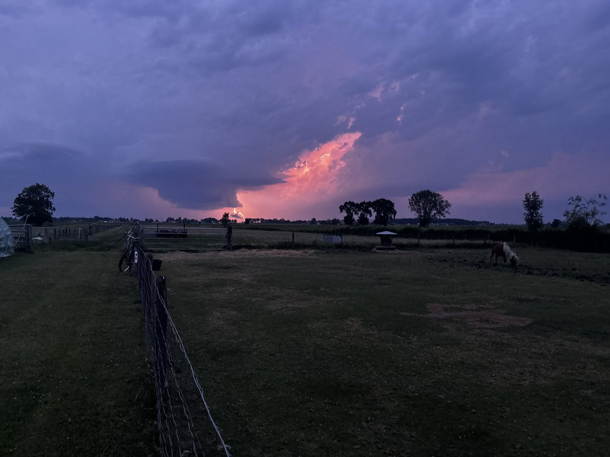 Henriet_G's tweet photo. Of het hier mooi is buiten! Yes 🤩 gelukkig ver weg, maar mooie plaatjes zo! #onweer https://t.co/POf7hfab9Q