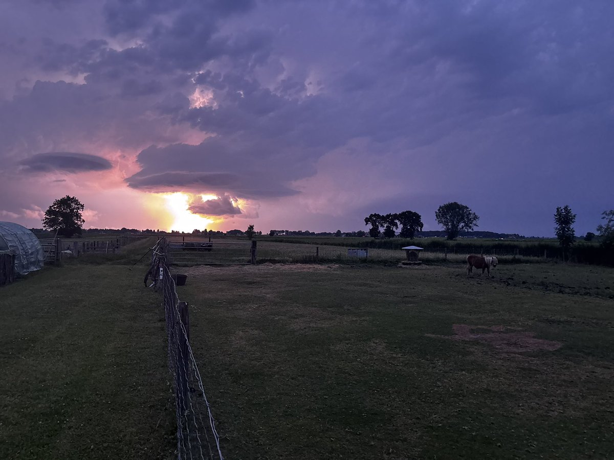 Henriet_G's tweet photo. Of het hier mooi is buiten! Yes 🤩 gelukkig ver weg, maar mooie plaatjes zo! #onweer https://t.co/POf7hfab9Q