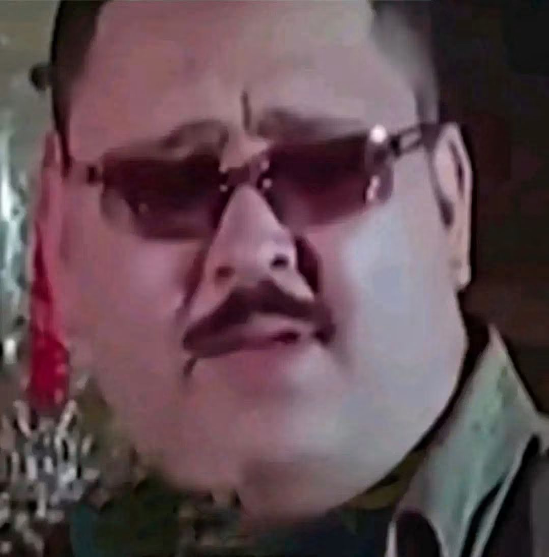 HatemBassem3's tweet photo. نازل من الميكروباص في موقف العاشر واحد مكانش عارف الطريق وسألني علي خط ٦ بعد ما قولتله بصلي وقالي هو انت ليك في السوشيال ميديا؟ قولتله لا
بصلي من فوق لتحت وقالي متعرفش مروان بابلو؟ قولتله اعرفه قالي بصلي وركز كده
ايوا مين بردو؟ قالي أنا المساعد بتاعه 
ومشي بعدها https://t.co/RuyNS4QY1K