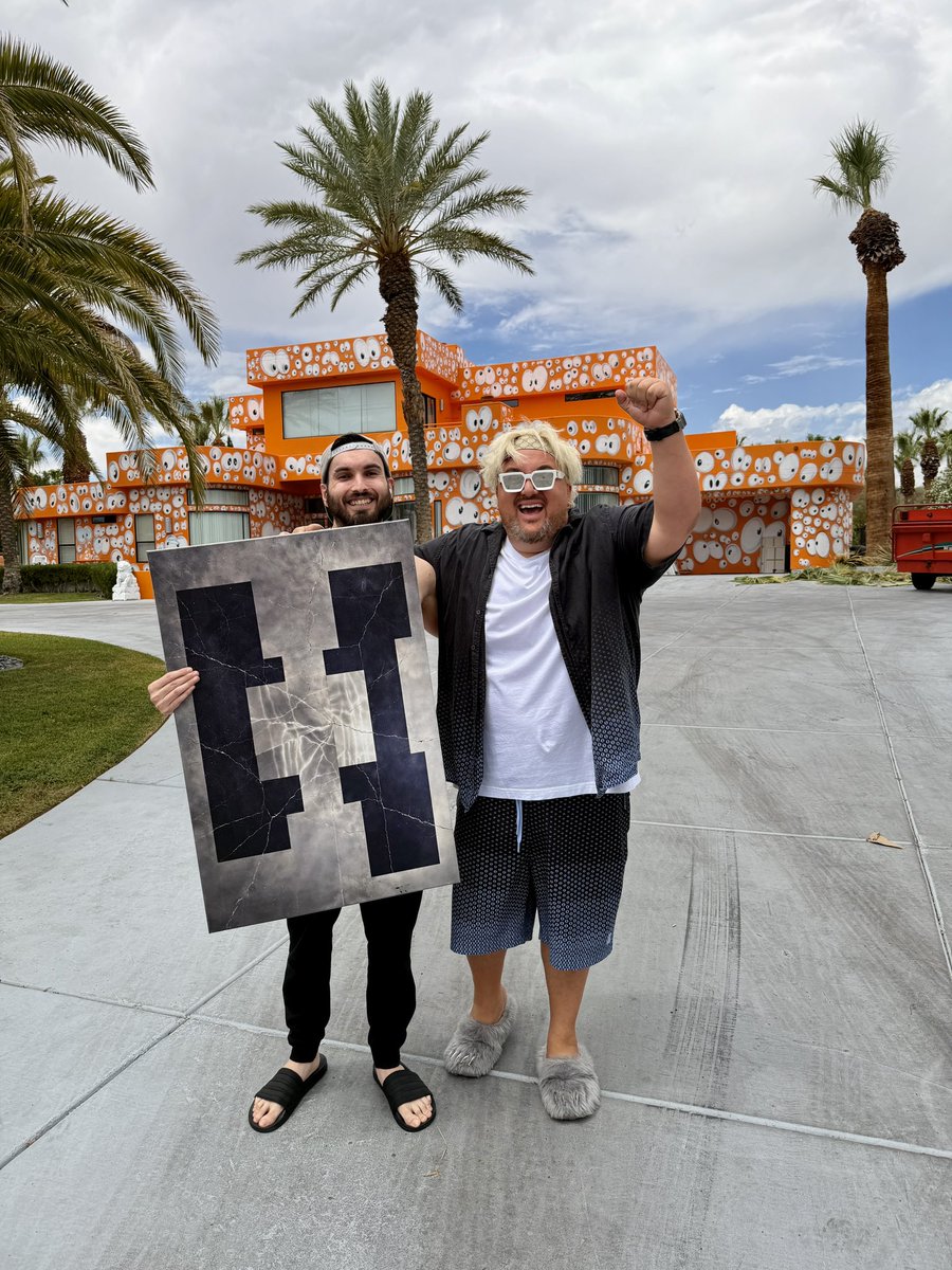 IZADI's tweet photo. On my 3rd month of streaming on Tik Tok 

Built a dope community… 
Gained 77k followers 
Hold 12/1300 subs 
Do art giveaways 
Built a Tik Tok shop 
- sold out 8 days in a row 

Plus painting 1m user names on @GraffitiMansion (link in bio) https://t.co/kB4wdTXOMx