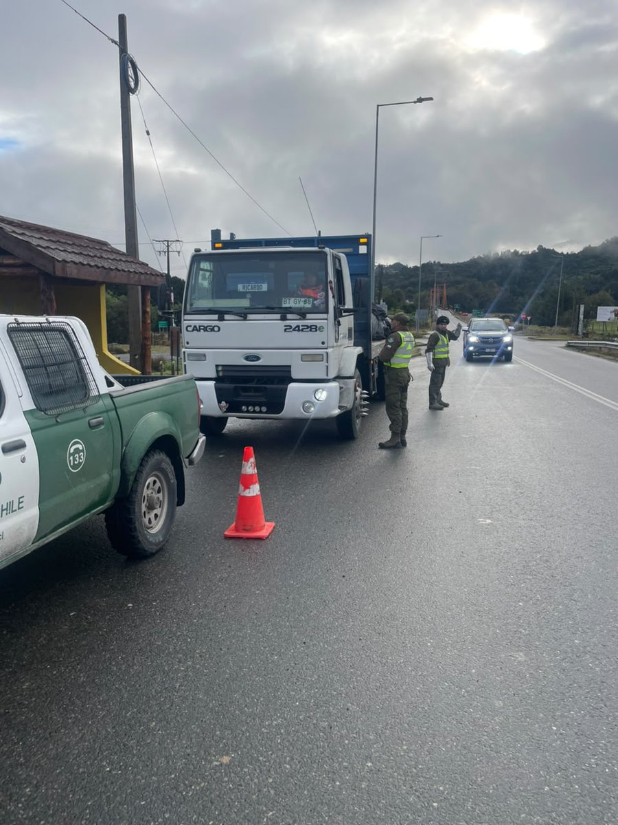 Carab_Aysen's tweet photo. En el contexto del Plan Ruta Segura con motivo del fin de semana largo, Carabineros de la Tcia. #LaJunta realiza controles vehiculares en la #Ruta7 para asegurar un viaje sin contratiempos.
Respeta el límite de velocidad y las normas del tránsito.
¡Pregengamos los accidentes! https://t.co/Qtnh2qHHqz