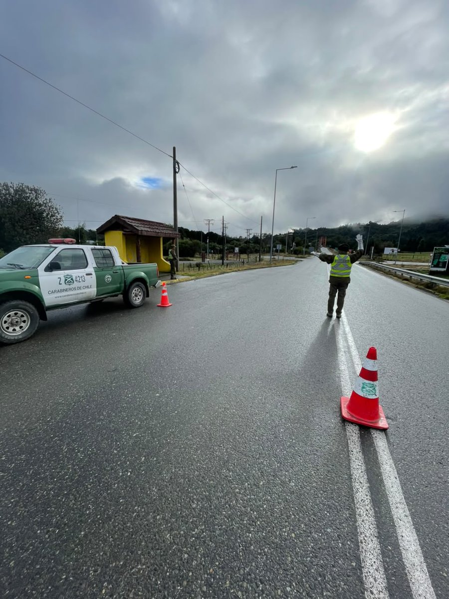 Carab_Aysen's tweet photo. En el contexto del Plan Ruta Segura con motivo del fin de semana largo, Carabineros de la Tcia. #LaJunta realiza controles vehiculares en la #Ruta7 para asegurar un viaje sin contratiempos.
Respeta el límite de velocidad y las normas del tránsito.
¡Pregengamos los accidentes! https://t.co/Qtnh2qHHqz