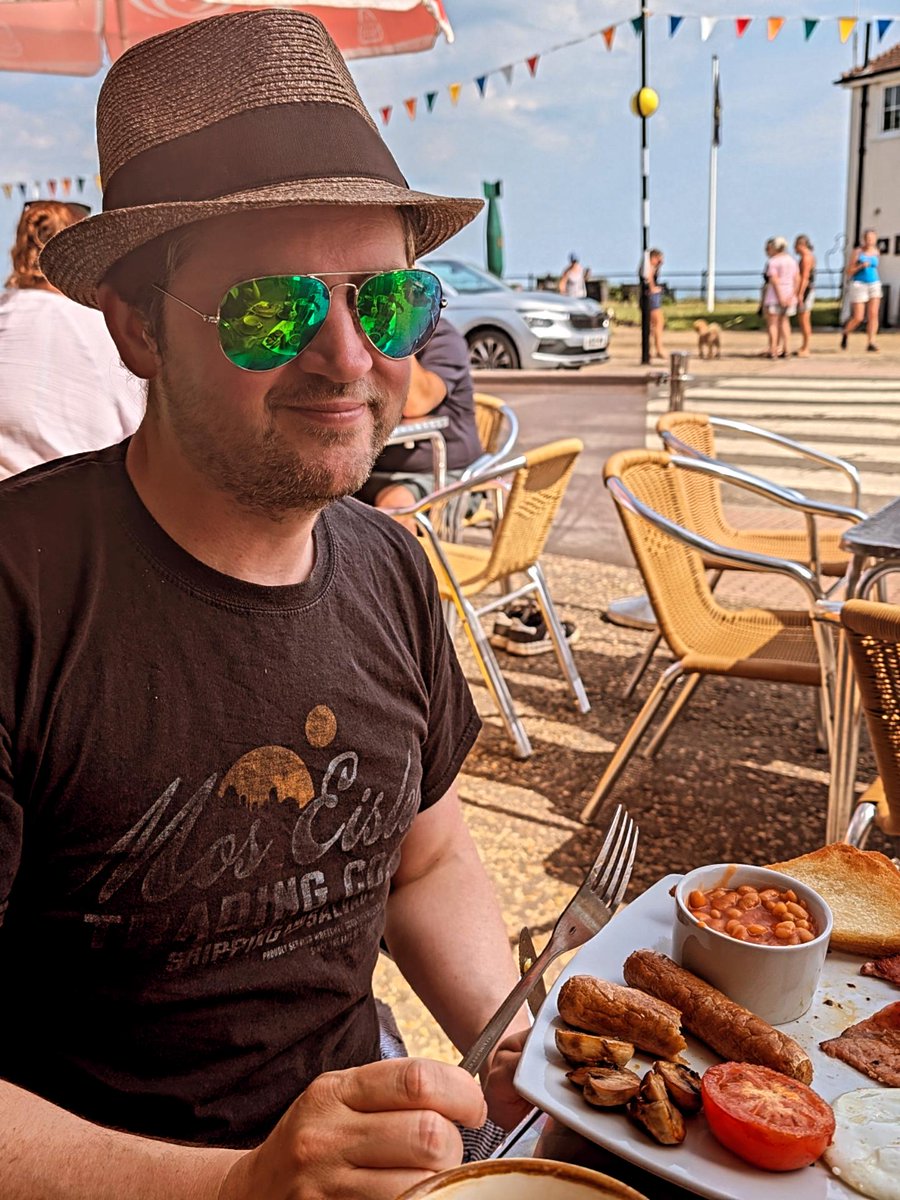 RachelBuk's tweet photo. Gorgeous day in Mundesley with Mark. Breakfast, fossil hunting, swimming and a wander around town. Perfect 🥰 https://t.co/rQs2s4DutT