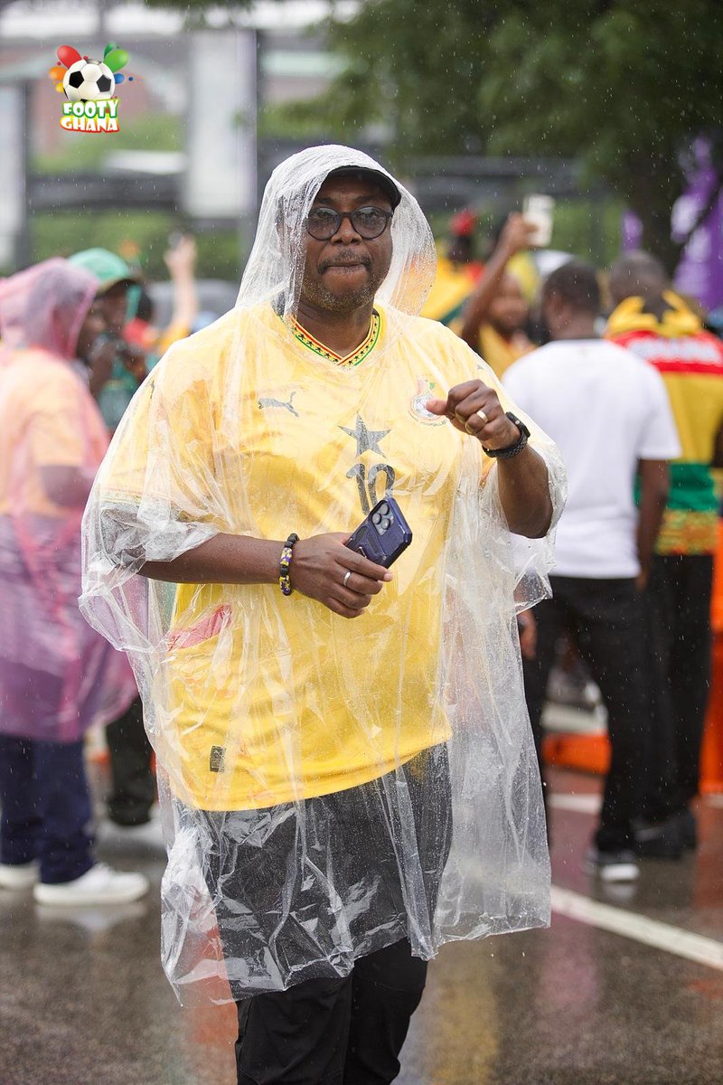 FootyGhana's tweet photo. 📸 | Rain or shine, the Ghana support is out in force ahead of kickoff in Philadelphia. 🇬🇭

.#BlackStars | #WorldCup2026 | https://t.co/UOtYAyMBSb | #GHACRO | #FootyGhana https://t.co/PSgXgKunHv