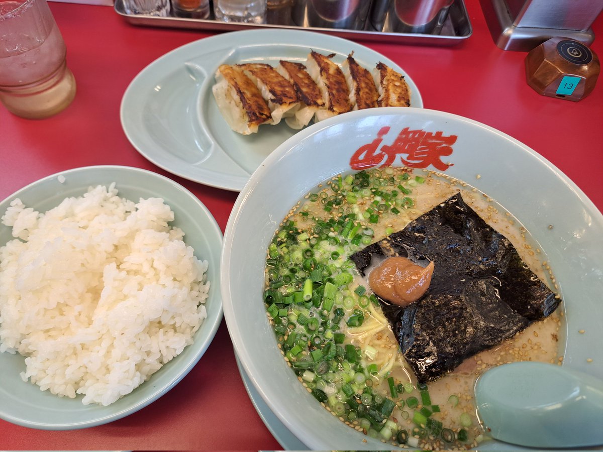 UZYRB7fUctJr1da's tweet photo. 🍜ラーメン山岡家🍜

朝ラーメン
特製餃子とライス
朝ラーには朝ラーメンが食べたくなります😊
軽く食べるつもりが餃子とライス付けちゃう💪
こいめの味付けにねりうめがさっぱり調和します
最高の一杯でウマウマ🐴でした😋 https://t.co/uO7Ox6GxKc