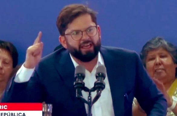solo_gemma's tweet photo. Las mil caras de pura templanza y cariño del Merluzo  @GabrielBoric 🤡!!! #IzquierdaMiserable #KastChileEstáContigo https://t.co/b5SWY0Vuqg