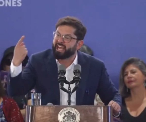 solo_gemma's tweet photo. Las mil caras de pura templanza y cariño del Merluzo  @GabrielBoric 🤡!!! #IzquierdaMiserable #KastChileEstáContigo https://t.co/b5SWY0Vuqg