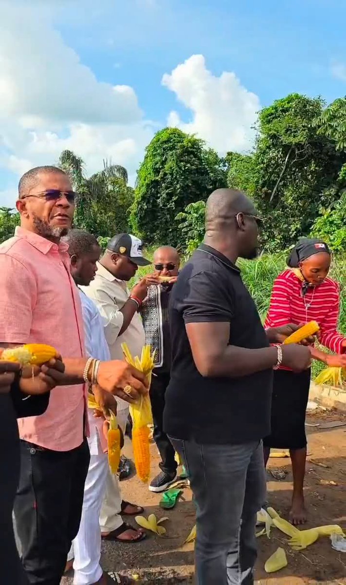 BishopPOEvang's tweet photo. Days after Remi Tinubu advised Nigerians to start selling Akara and corn, Obi Cubana and his team was spotted patronising and eating corn by the road side this evening 🌽 https://t.co/x8rmzItcc4