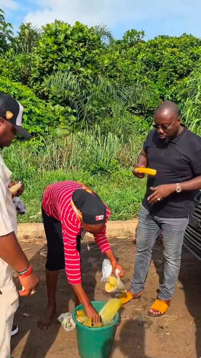 BishopPOEvang's tweet photo. Days after Remi Tinubu advised Nigerians to start selling Akara and corn, Obi Cubana and his team was spotted patronising and eating corn by the road side this evening 🌽 https://t.co/x8rmzItcc4