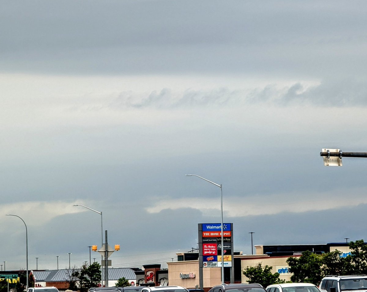 Spothe's tweet photo. Help! Everywhere I look, I see Kelvin-Helmholtz clouds. I'm so easily distracted by clouds. πβοΈπ€ #cloudnerd https://t.co/3TkQEWMdQJ