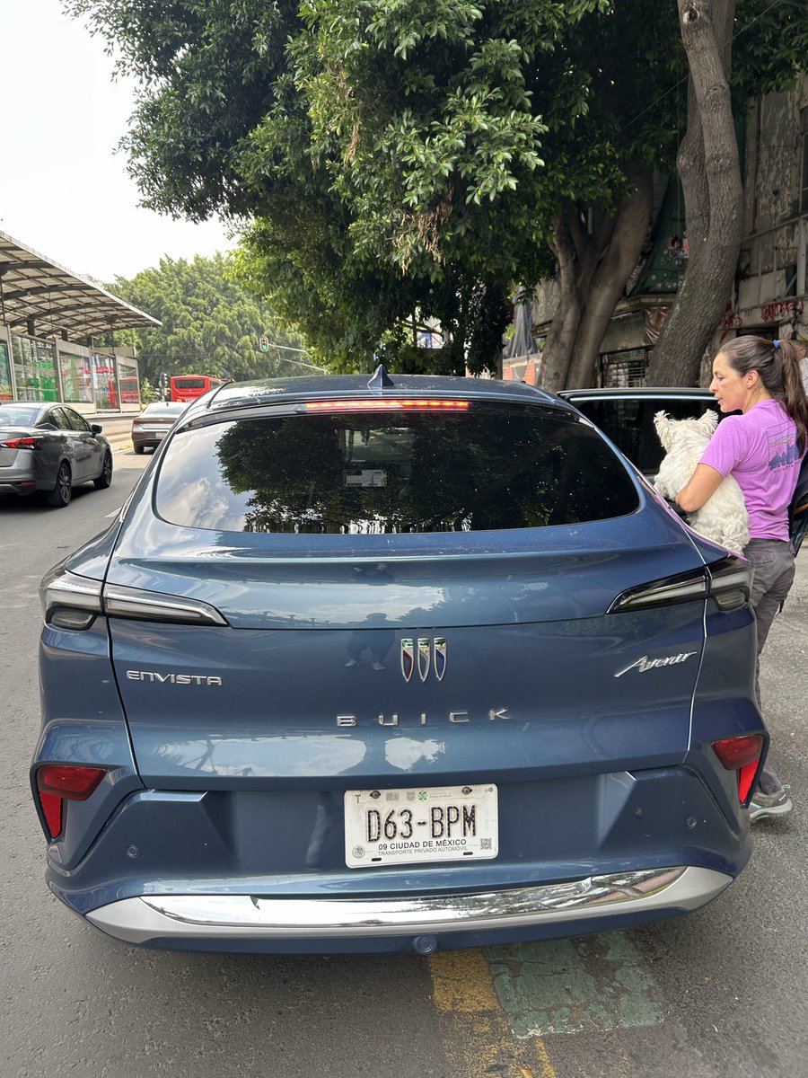 Manu_lfc's tweet photo. @AlessandraRdlv @ClaraBrugadaM Al igual que los propietarios del inmueble soberana condesa, quien conociendo la zona han de tener influencias con el gobierno @AlessandraRdlv para que no fuera clausurado, ya que no so fue ese caso una propietaria igual estacionad en doble fila https://t.co/9cyYD5u9sE
