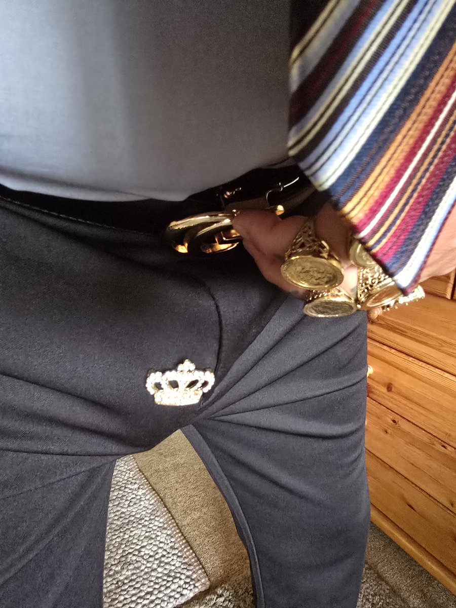 MachoKingGoldie's tweet photo. #bulge #suitbulge #bulto #wellhung #machismo #king #macho #showingoff #loadsofgold #goldman https://t.co/nJD3VJsPcn