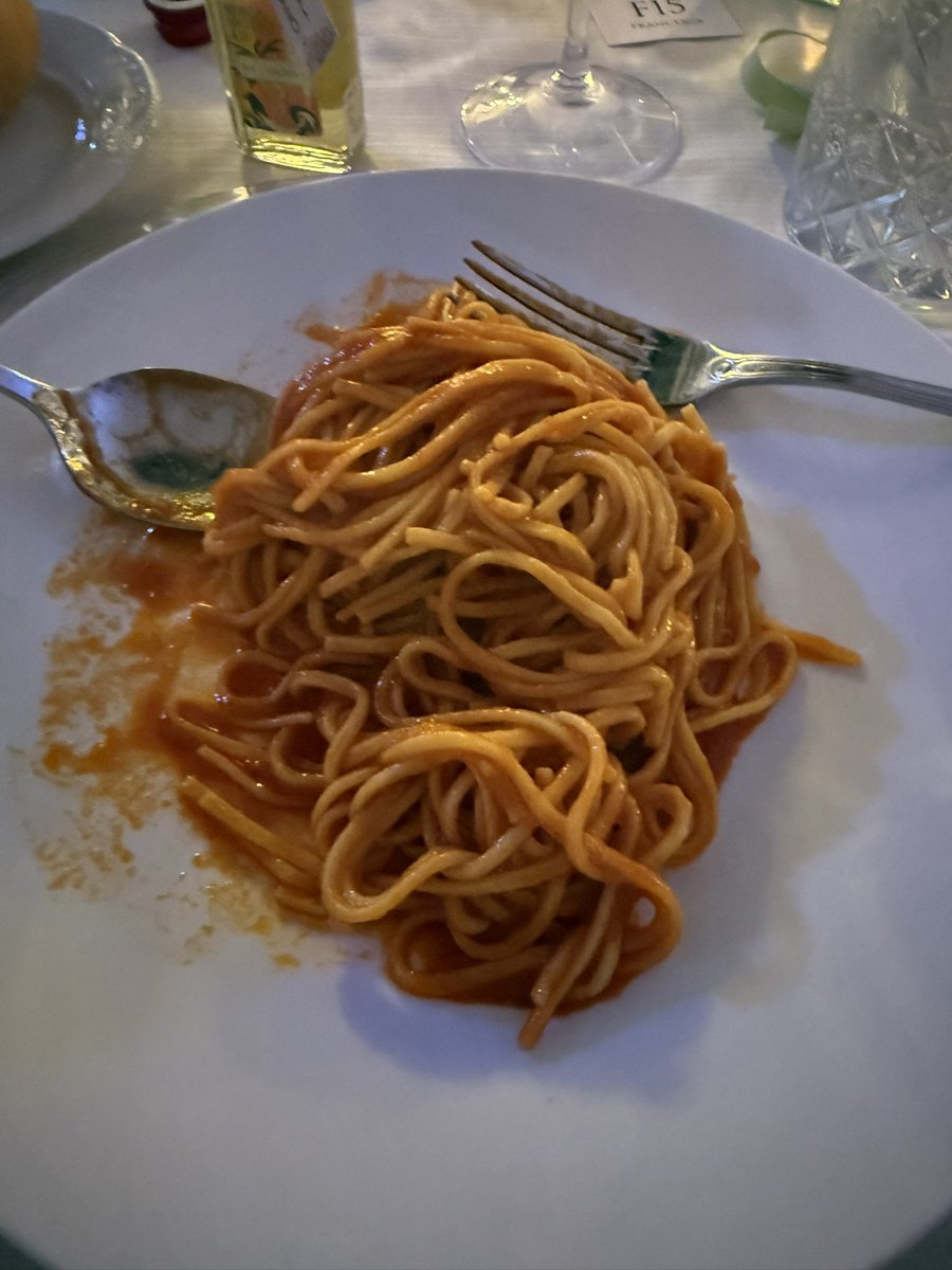 ehydemetria's tweet photo. Il primo vegetariano. È una pasta al sugo sì e siamo nel 2026 https://t.co/b9bumwUS7Y