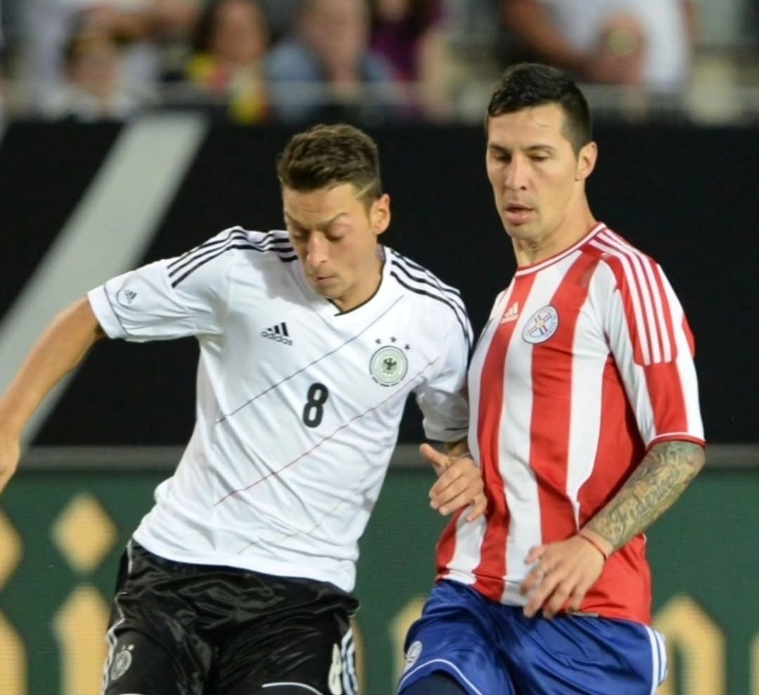 PerroCerrista's tweet photo. Un mago del fútbol y a su lado Mesut Ozil https://t.co/N5z3NmDOuI