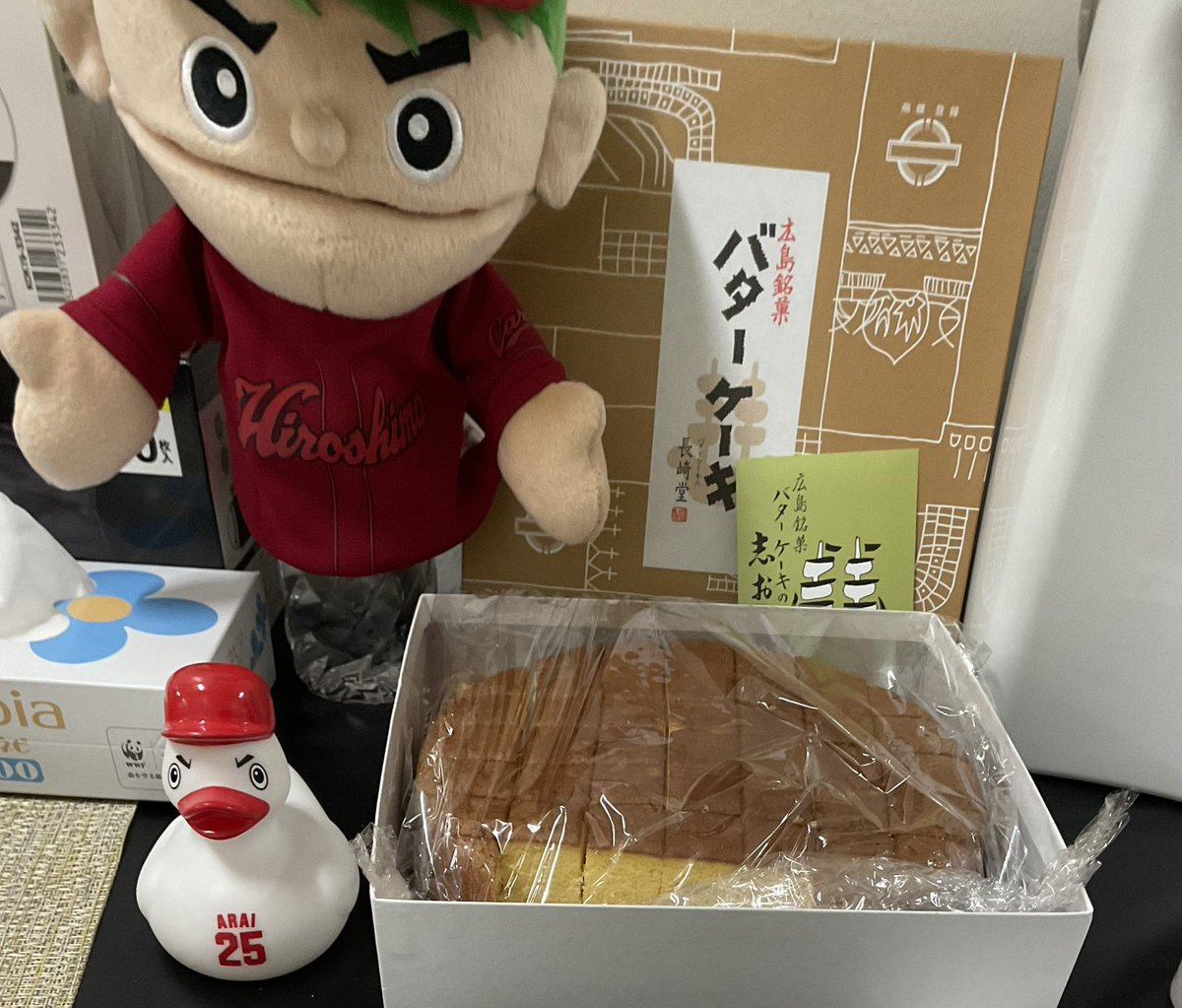 ewyeqo's tweet photo. ぼん でぃーあ！ポルトガル語でおは〜よ🤚昨夜のT-BOLAN広島公演もヤケドしそーなくらい(笑)熱いひと時でございました！楽屋おやつも夢番地さんのおもてなし炸裂で(笑)クリームパン・塩バターサンド・バターケーキ・川通り餅・生もみじ🍁まんじゅー♡ → https://t.co/Y4n2fnO1G2