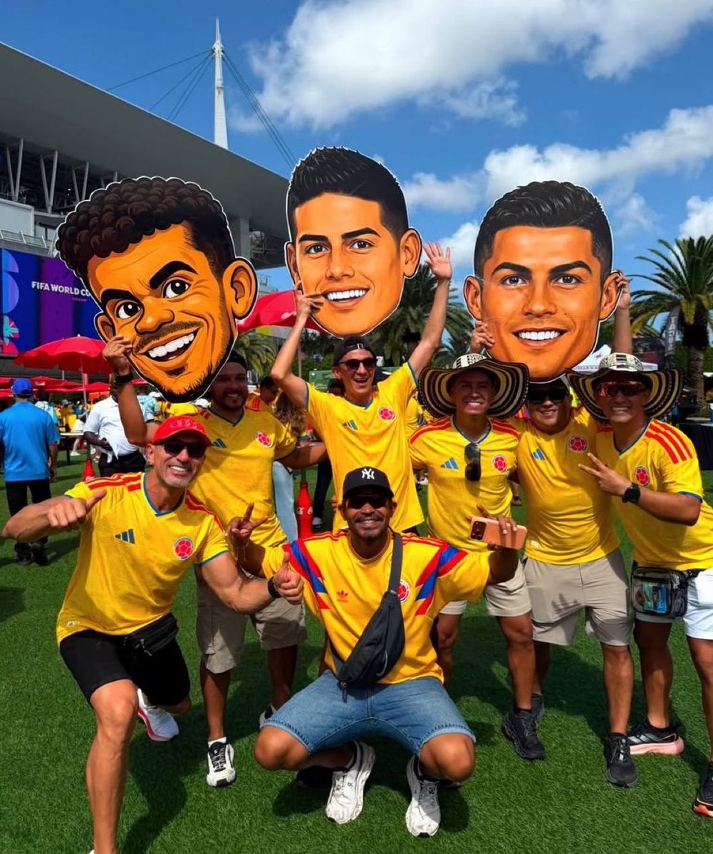 totalcristiano's tweet photo. Colombia fans supporting Cristiano Ronaldo. 😂❤️ https://t.co/Wzc9Qsp8IC
