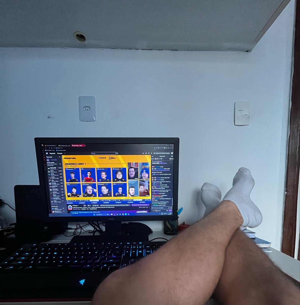 _pauloalm's tweet photo. Com a perna pra cima que hoje é brazilian storm. #BotaNoToddy https://t.co/pg3sIO1D3V
