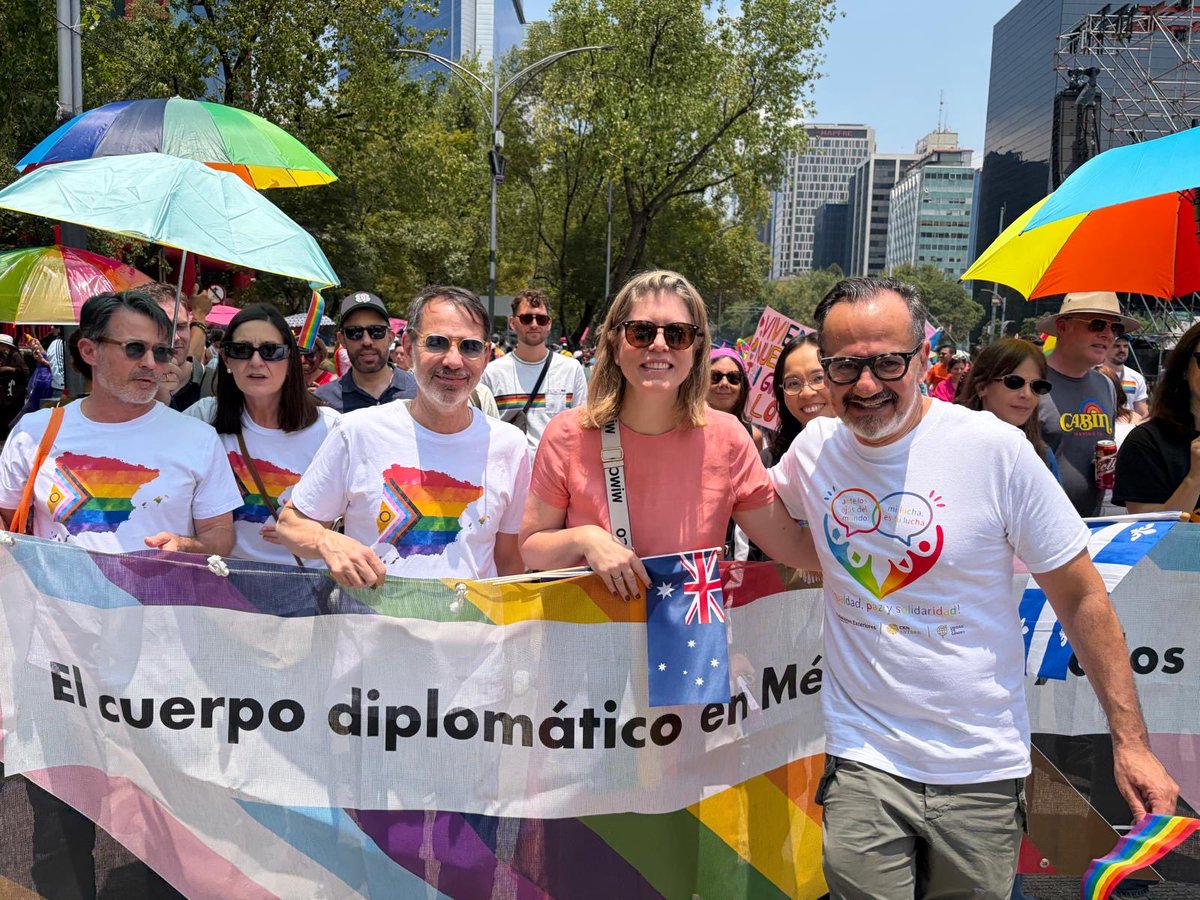 OCHOA_MX_UN's tweet photo. En el contingente de la @SRE_mx 🏳️‍🌈🏳️‍⚧️ y aliados marchamos con orgullo y celebramos los logros que hemos alcanzado en 🇲🇽  al haber construido una sociedad más inclusiva, respetuosa y sin discriminación.

De la mano con @ONUMX y socios internacionales marchamos convencidos de que no puede haber retrocesos en estos derechos y agradecidos con las generaciones que lucharon por la libertad de la que hoy gozamos en 🇲🇽!