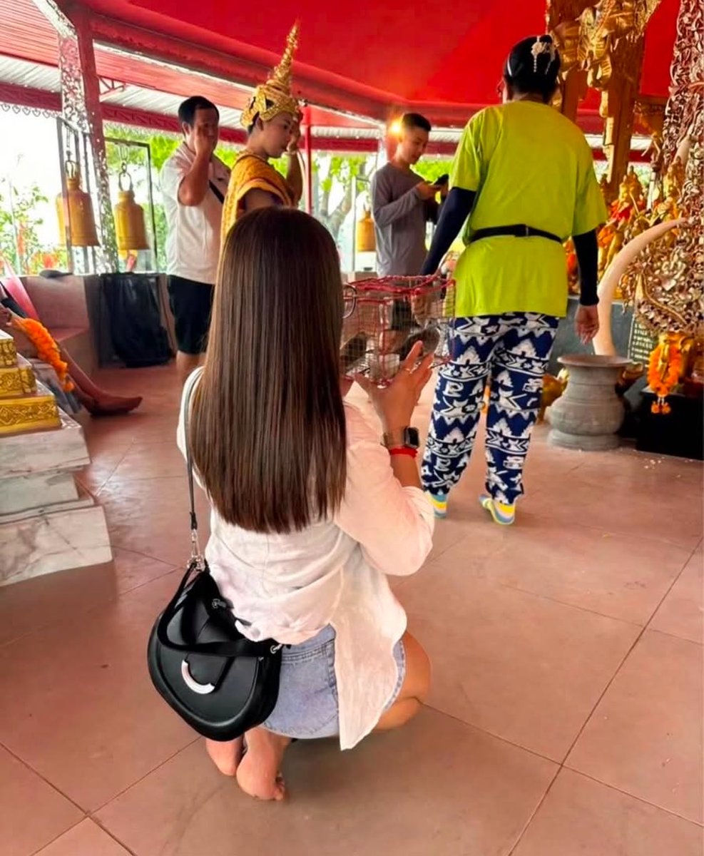 JMNewsNetwork_'s tweet photo. A lady who converted from Buddhism to Islam:

“From Buddhism 🕉️ to Islam ☪️”

Alhamdulilah. https://t.co/AmzM8bWo0B