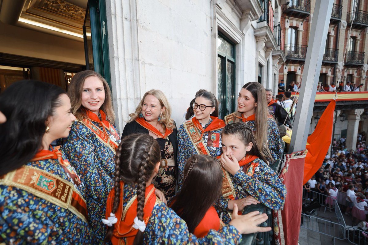 Aytoburgos's tweet photo. ¡BURGOS YA ESTÁ EN FIESTAS! 🎉Orgullo de ciudad en un arranque inolvidable para #SanPedro2026. Emocionante pregón del Tercer Sector, izado de banderas, chupinazo y el Himno cantado a una sola voz. Más de 10.000 personas abarrotando una Plaza Mayor con un ambientazo espectacular. https://t.co/A9blvS5trz