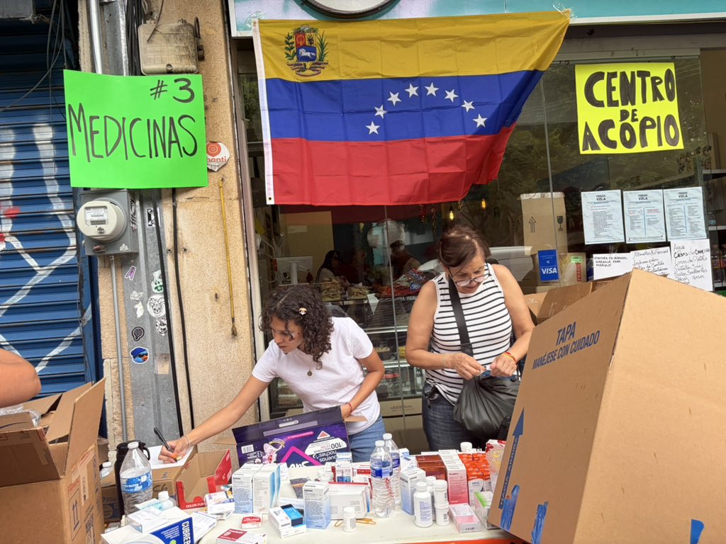 VenteMexico's tweet photo. Venezuela no están SOLOS🇲🇽 #TodosConVzla 🇻🇪

Cientos de mexicanos y venezolanos en la Ciudad de México han atendido el llamado de AUXILIO antes la tragedia en Venezuela. https://t.co/xVUdG7QyhZ
