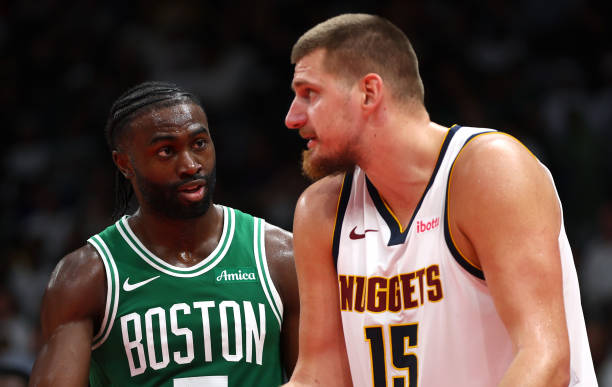 Basket_Infos's tweet photo. Les Nuggets surveilleraient le dossier Jaylen Brown

Selon @TheSteinLine et @JakeLFischer, Denver aurait discuté en interne de sa capacité à entrer dans la course pour Jaylen Brown, après l’échec des Celtics dans le dossier Giannis Antetokounmpo.

Pour l’instant, il ne s’agirait pas d’une piste vraiment avancée. Les Nuggets n’ont pas émergé comme une destination concrète pour Brown, mais son nom a bien été évoqué en interne.

Le problème est simple : Denver n’a pas beaucoup de picks disponibles. Si Boston réclame vraiment un package autour de quatre premiers tours, les Nuggets auront énormément de mal à suivre sans monter une opération plus large.

Aujourd’hui, Denver ne peut transférer directement que son premier tour 2031, avec quelques swaps possibles. Pour devenir sérieux dans ce dossier, il faudrait probablement bouger un joueur majeur comme Jamal Murray ou Aaron Gordon afin de récupérer davantage de capital Draft.

Sur le papier, l’idée fait rêver : associer Jaylen Brown à Nikola Jokic pourrait replacer immédiatement Denver dans la discussion avec les grands favoris de l’Ouest. Mais dans les faits, le chemin paraît très compliqué.

Pour l’instant, Denver surveille. Boston écoute. Mais les Nuggets sont encore loin d’être un vrai favori dans le dossier Jaylen Brown.