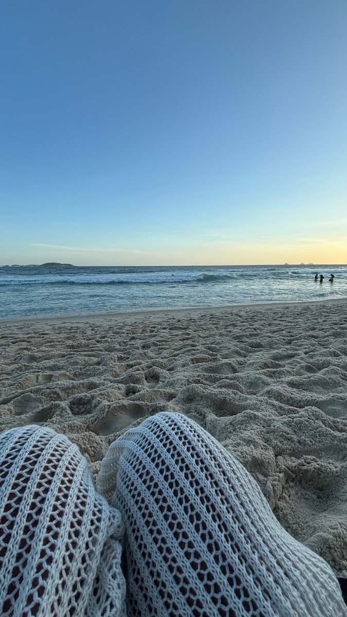 AliceeMon's tweet photo. Playaa 🐚🌊 https://t.co/AszvDfBJ3Q