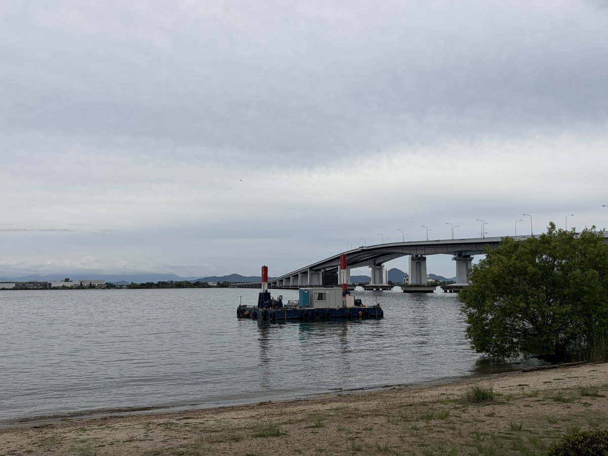 DeguCamper's tweet photo. #道の駅びわ湖大橋米プラザ
琵琶湖大橋の湖西側にある道の駅です。
滋賀県全域の生産者から仕入れた生鮮品や加工品が並ぶ直売所はじめ、レストラン、お土産店ある充実した大きな道の駅です。
琵琶湖大橋と琵琶湖の眺望を楽しめる休憩スペースもあります。
#滋賀県
#道の駅
#車中泊
#軽キャンピングカー https://t.co/eUp8793yi5