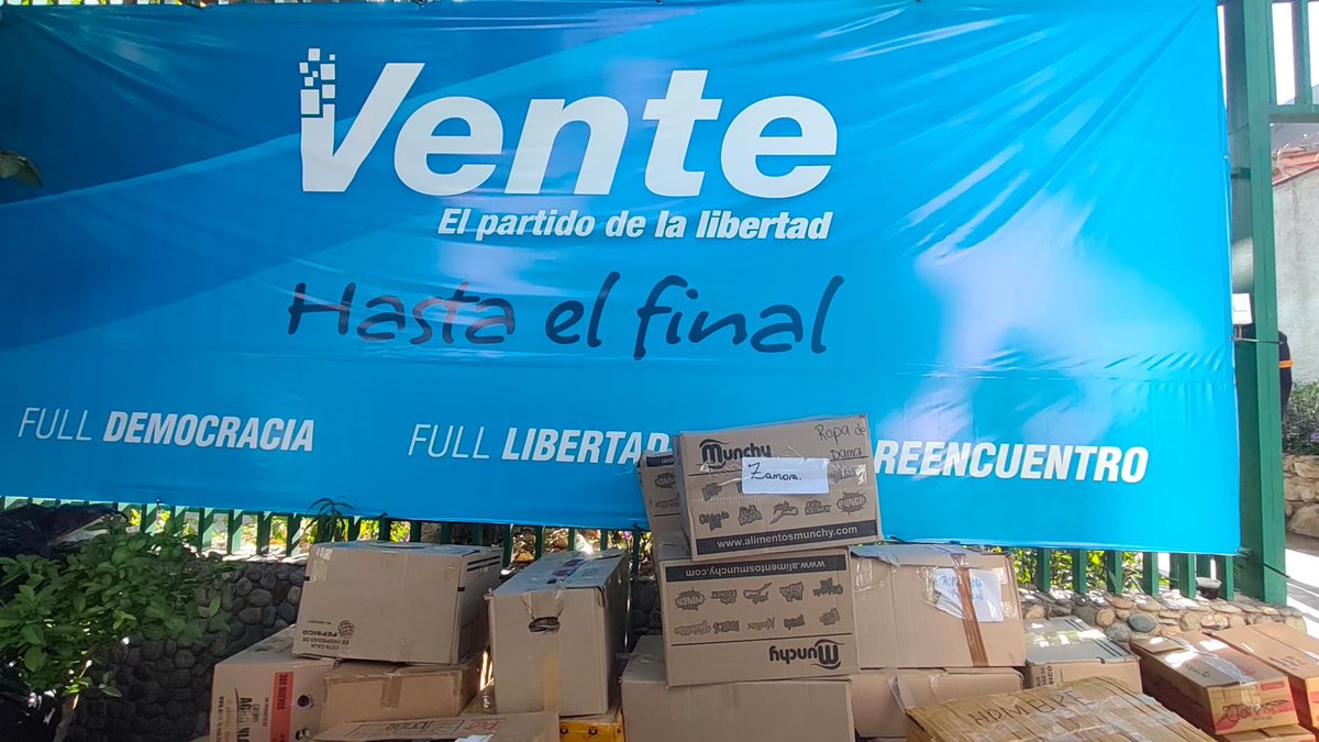 ConVzlaComando's tweet photo. #27Jun | A esta hora siguen llegando donaciones, medicinas, insumos y colchonetas para ayudar a familias afectadas por los terremotos. 

📍Nuestro centro de acopio en la 4ta Av de Altamira entre 9na y 10a transversal sigue activo.

Estamos en la Quinta El Bejucal. #TodosConVzla https://t.co/jCHf6nKtj5