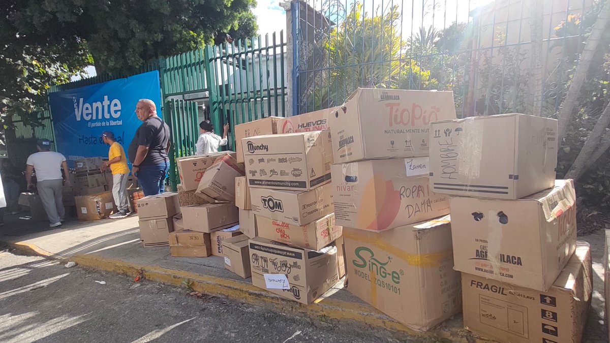 ConVzlaComando's tweet photo. #27Jun | A esta hora siguen llegando donaciones, medicinas, insumos y colchonetas para ayudar a familias afectadas por los terremotos. 

📍Nuestro centro de acopio en la 4ta Av de Altamira entre 9na y 10a transversal sigue activo.

Estamos en la Quinta El Bejucal. #TodosConVzla https://t.co/jCHf6nKtj5