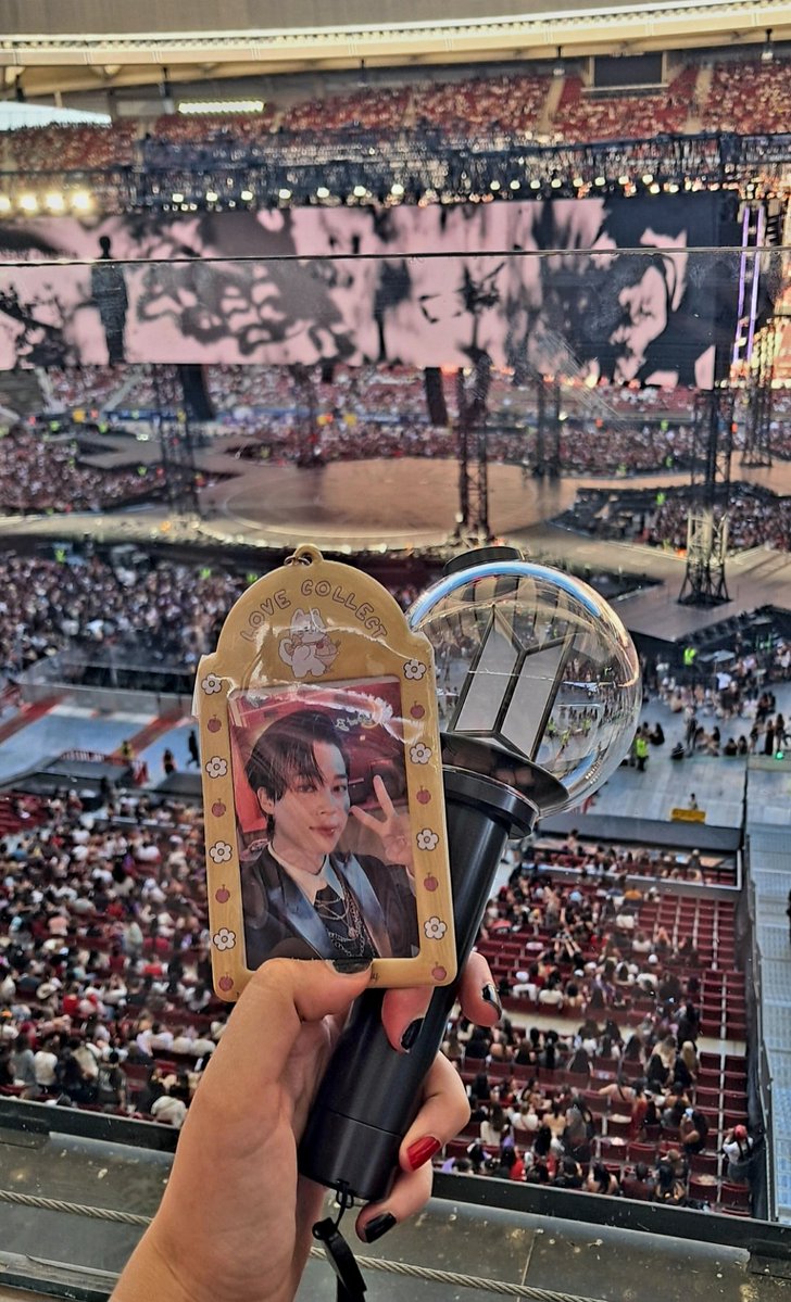 Paula⁷ saw BTS and WINGS 🩵 tweet media