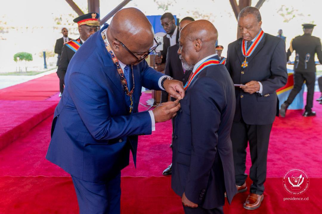 Presidence_RDC's tweet photo. Ce samedi 27 juin 2026, le Président de la République, Félix-Antoine Tshisekedi Tshilombo, a élevé le Professeur Jean-Jacques Muyembe Tamfum au grade de « Commandeur » de l'Ordre national du Léopard et décoré le Professeur Stanislas Sulu Maseb'a Mwang de la médaille d'or de mérite en Arts, Sciences et Lettres. 

À travers cette décoration, « la République honore deux parcours d’exception. Elle honore le savoir, le travail, la rigueur, le dévouement, la transmission et le sens élevé du service public », a déclaré le Chef de l’État.

Ces distinctions récompensent la co-découverte du virus Ebola et l'expertise dans la gestion des épidémies pour le Professeur Muyembe, ainsi que les avancées en cancérologie et la radiothérapie introduites par le Professeur Sulu.