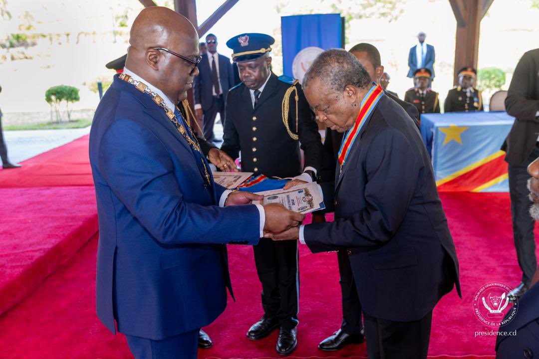 Presidence_RDC's tweet photo. Ce samedi 27 juin 2026, le Président de la République, Félix-Antoine Tshisekedi Tshilombo, a élevé le Professeur Jean-Jacques Muyembe Tamfum au grade de « Commandeur » de l'Ordre national du Léopard et décoré le Professeur Stanislas Sulu Maseb'a Mwang de la médaille d'or de mérite en Arts, Sciences et Lettres. 

À travers cette décoration, « la République honore deux parcours d’exception. Elle honore le savoir, le travail, la rigueur, le dévouement, la transmission et le sens élevé du service public », a déclaré le Chef de l’État.

Ces distinctions récompensent la co-découverte du virus Ebola et l'expertise dans la gestion des épidémies pour le Professeur Muyembe, ainsi que les avancées en cancérologie et la radiothérapie introduites par le Professeur Sulu.