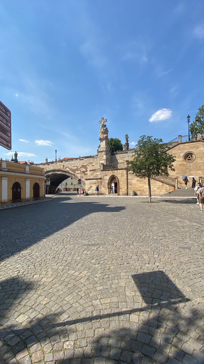cro__sara's tweet photo. Ich mache Urlaub in Prag mit meine Familie.Die eine Seite war schön und auch interessant mit den ganzen Sehenswürdigkeiten wie mit der Burg oder der Mauer aber war sehr anstrengend mit der Hitze.Der See war sauber aber manchmal auch bisschen dreckig https://t.co/6zf7S74OrW