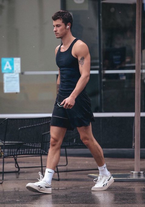 MEN_DAILY_'s tweet photo. do you find shawn mendes attractive https://t.co/jC0uYziCc4