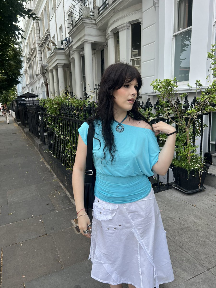 caitheartthrob's tweet photo. I’M IN LONDON BABYYY (came for harry styles stayed for the people fr :,)) https://t.co/NR6OaVoyJD