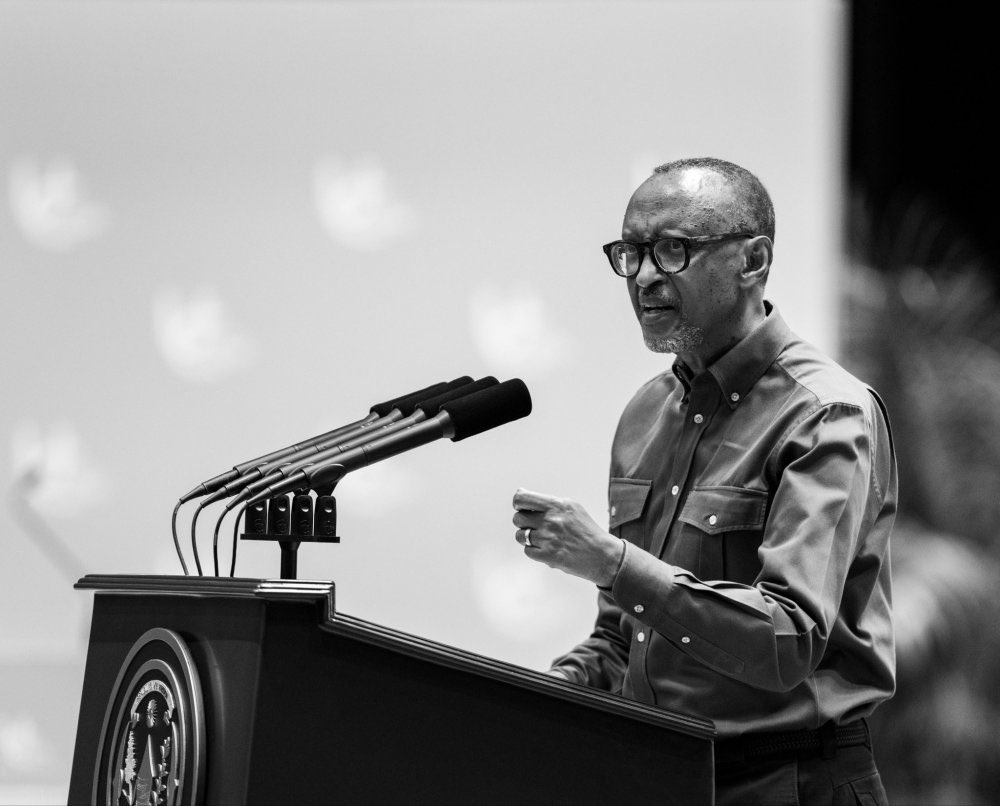 harerimana_tito's tweet photo. Kagame yavuze kuri Kayumba, Karegeya, Rudasingwa n’abandi bibonagamo kuba ba perezida

——

Perezida Paul Kagame yavuze kuri bamwe mu bahoze mu nzego zikomeye z’igihugu, barimo Kayumba Nyamwasa, Patrick Karegeya na Théogène Rudasingwa, avuga ko bari mu bantu bigeze kwibona cyangwa bakabonwamo n’abari hanze nk’abashobora kuba ba perezida, ariko bagambiriye ikibi.

Yabigarutseho mu nama nyunguranabitekerezo ku mateka ya Jenoside yakorewe Abatutsi n’Urugamba rwo kuyihagarika, yabereye muri Intare Arena, yitabiriwe na Perezida Kagame na Madamu Jeannette Kagame, abanyamuryango ba Unity Club n’abandi bayobozi.

Perezida Kagame yavuze ko mu mateka yo kubaka u Rwanda nyuma ya Jenoside yakorewe Abatutsi, habayeho abantu bamwe bari mu buyobozi cyangwa hafi yabwo, bagiye bahinduka ibikoresho by’abatifuriza ineza u Rwanda.

Yagize ati “Hari abari hano, abaminisitiri birirwaga babwirwa n’abantu bo hanze b’ibikoresho, bakaza bakabwira umuntu bati ‘‘Ariko wowe buriya ntiwaba perezida?’’ akabwira abantu batanu, icumi ngo ‘‘Ntibaba ba perezida’’, ntabwo baba ba perezida umunsi umwe bose icyarimwe.”

Perezida Kagame yavuze ko icyo cyifuzo cyo kwibona mu buyobozi atari icyaha ubwacyo, kuko buri muntu ashobora kugira inzozi cyangwa icyizere cyo kugera ku rwego runaka.

Gusa yavuze ko ikibazo kivuka iyo umuntu abitangiye mu nzira mbi, zishingiye ku mugambi wo gusenya cyangwa kugambanira igihugu.

Ati “Abo bose mureba bamwe baba hanze, abitwa ba Kayumba, abapfuye ba Karegeya, abitwa ba Rudasingwa, harimo n’abandi benshi. Bari abacuruzi, abacuruzi na bo bamwe tubonamo ba perezida ntacyo bitwaye. Nta n’icyo bitwaye, ariko bakanibonamo abazategeka ba perezida. Murumva icyo nshaka kuvuga?”

Kayumba Nyamwasa yahoze ari umwe mu basirikare bakomeye mu Rwanda. Yabaye Umugaba Mukuru w’Ingabo z’u Rwanda, aba n’umuyobozi mu nzego z’ubutasi, nyuma agirwa Ambasaderi w’u Rwanda mu Buhinde.

Mu 2010 yatorotse ubutabera bwari buri kumurikiranaho ibyaha bitandukanye ahungira muri Afurika y’Epfo, ahageze ashinga umutwe w’iterabwoba wa RNC.
Patrick Karegeya wabaye mu nzego z’ubutasi z’igisirikare cy’u Rwanda, yahunze avuye muri Gereza, aho yari amaze umwaka akurikiranyweho ibyaha byo gusuzugura abamukuriye mu gisirikare. Ari mu bashinze RNC, apfa mu 2013.

Théogène Rudasingwa we yabaye Ambasaderi w’u Rwanda muri Leta Zunze Ubumwe za Amerika, aba n’Umuyobozi w’Ibiro bya Perezida wa Repubulika. Na we yahunze amaze iminsi abazwa uburyo yanyereje amafaranga mu iyubakwa rya Hotel Intercontinental [Serena y’ubu] ndetse imitungo ye imwe n’imwe ayandika ku bandi, arabibazwa bigeza n’aho afungwa, asohotse muri gereza ahita ava mu gihugu. Nawe ari mu bashinze RNC.

Perezida Kagame yagaragaje ko ikibazo cyari kirenze kuba umuntu yakwibona mu mwanya w’ubuyobozi. Yavuze ko habayeho n’abacuruzi cyangwa abandi bantu bifuzaga gukoresha ubutegetsi, bashaka ko perezida aba umuntu bashobora gutegeka, bakamubwira uwo bashaka ko aba minisitiri cyangwa meya.

Yagize ati “Nkaba ndi aha ndi perezida, ariko nkoreshwa n’umucuruzi. Akaza mu gitondo akakubwira ngo ‘Urabizi, uyu ntabwo nkimushaka ko aba meya, ntabwo nkimushaka ko aba minisitiri hari abandi mfite’’, nkabazana nkabaguha perezida akabemeza. Byabayeho murabizi, ariko ntabwo byabayeho muri uru Rwanda rushya, ntabwo byakunda. Ntabwo byashoboka, ntabwo byakunda.”

Yagaragaje ko mu Rwanda rw’uyu munsi, ubuyobozi butagomba kuba igikoresho cy’umuntu ku giti cye, umucuruzi, itsinda cyangwa abantu bavuye hanze bafite imigambi yihariye. Ku bwe, uwifuza kuyobora agomba kubikora mu buryo buboneye, bushingiye ku nyungu z’igihugu, aho kuba inzira yo kwigarurira igihugu.

Yavuze ko kimwe mu byiza Unity Club yakoze ari ugufasha abantu kurekura imyumvire mibi, icyabakomezaga mu mateka mabi, n’ibyabateraga kuguma mu nzira ishobora gusubiza igihugu inyuma.

1/2