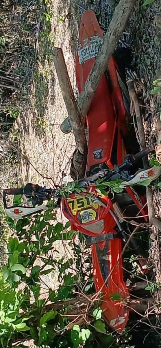 DesaparecidosSV's tweet photo. MOTOCICLISTA FALLECIDO

Esta tarde en calle del Puerto La Libertad hacia Rosario de Mora, a  la altura del “Plan del Mango”; se encontró sin vida un motociclista NO IDENTIFICADO. Dejo las imagenes para ver si algún familiar lo identifica y se acerca al sitio o la PNC de esa zona. https://t.co/d9pYIJpJDp