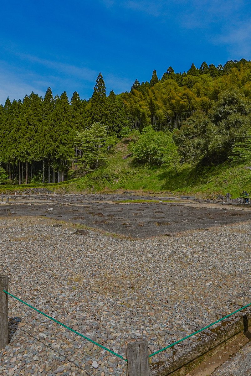tabi_samurai_'s tweet photo. 「一乗谷朝倉氏遺跡の城郭」
#土塁

土塁と水堀で構成された館跡
唐門は江戸時代に建て替えられたそう

#一乗谷朝倉氏遺跡 #城 https://t.co/FWCXfPuXa9