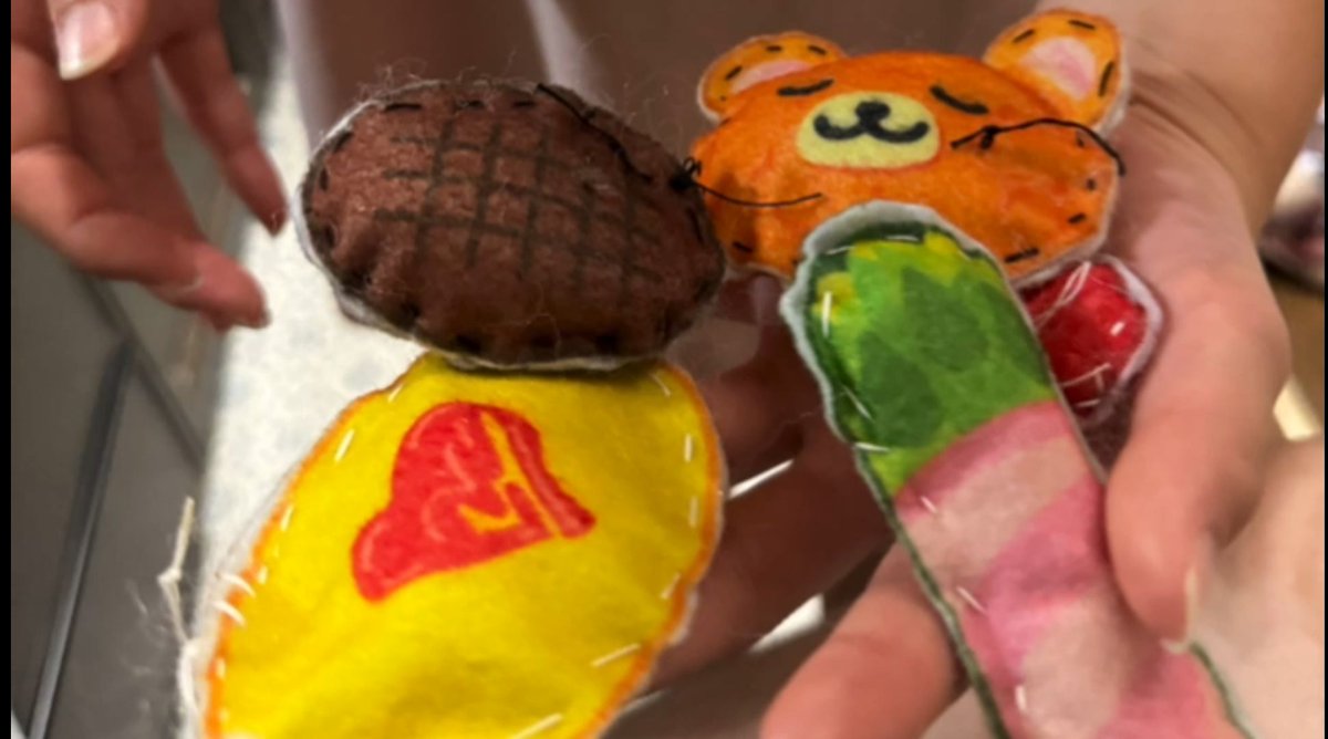 suke4158's tweet photo. 今､Seriaにこういう縫いもの出来るやつがあるんだって🫪

↓ちょにーの子供さんの作品です。

 #ちょにー
#今日のすけ@suke4158 https://t.co/L5s3YPbsU3