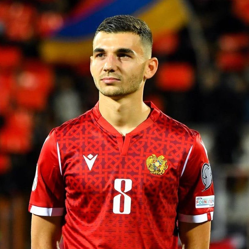 ArmenieFootball's tweet photo. 🇦🇲 
Après plusieurs années à suivre et partager l’actualité d’Eduard Spertsyan 🇦🇲 une page se tourne.

Eduard va s’engager avec Al Ahli 🇸🇦.
Personnellement je le savais depuis près d’un mois. 
J’avais simplement l’interdiction d’en parler tant que certaines étapes n’étaient pas finalisées.

Début juin, j’avais tout de même révélé l’existence d’une offre d’Al Ahli, à un moment où absolument aucune rumeur ne circulait à ce sujet. Certains avaient douté.
Pourtant, les faits ont fini par parler d’eux-mêmes.

J’ai toujours essayé de partager les informations transferts concernant Spertsyan avec sérieux et passion. Pendant des années, certaines communautés de supporters de différents clubs ont régulièrement affirmé que ce que je publiais était faux ou inventé. Au final, la grande majorité des informations que j’ai annoncées ont été confirmées, directement ou indirectement, par le joueur lui-même ou par les événements qui ont suivi.

Je n’ai jamais eu d’intérêt à publier de fausses informations. Contrairement à ce que certains pensent, j’ai une vie en dehors des réseaux sociaux et je ne perds pas mon temps à inventer des rumeurs.

Aujourd’hui, Eduard ouvre un nouveau chapitre de sa carrière. Je lui souhaite de réussir cette nouvelle aventure, de s’adapter rapidement à son nouvel environnement et, surtout, d’être heureux dans son nouveau club.

Merci à tous ceux qui ont suivi ces années d’actualité autour de Spertsyan sur Armenie Football. Une page se tourne, mais l’aventure continue.