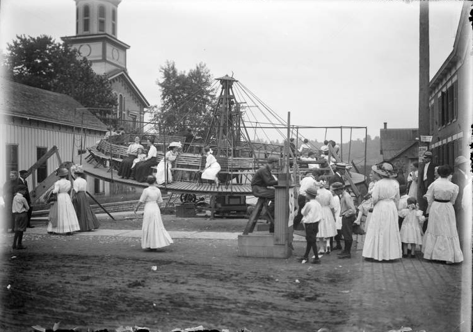 LiterateIndy's tweet photo. Street fair, Brookville, 1912.

(Ben Winans, Indiana Historical Society) https://t.co/5KbMI9ZT3D