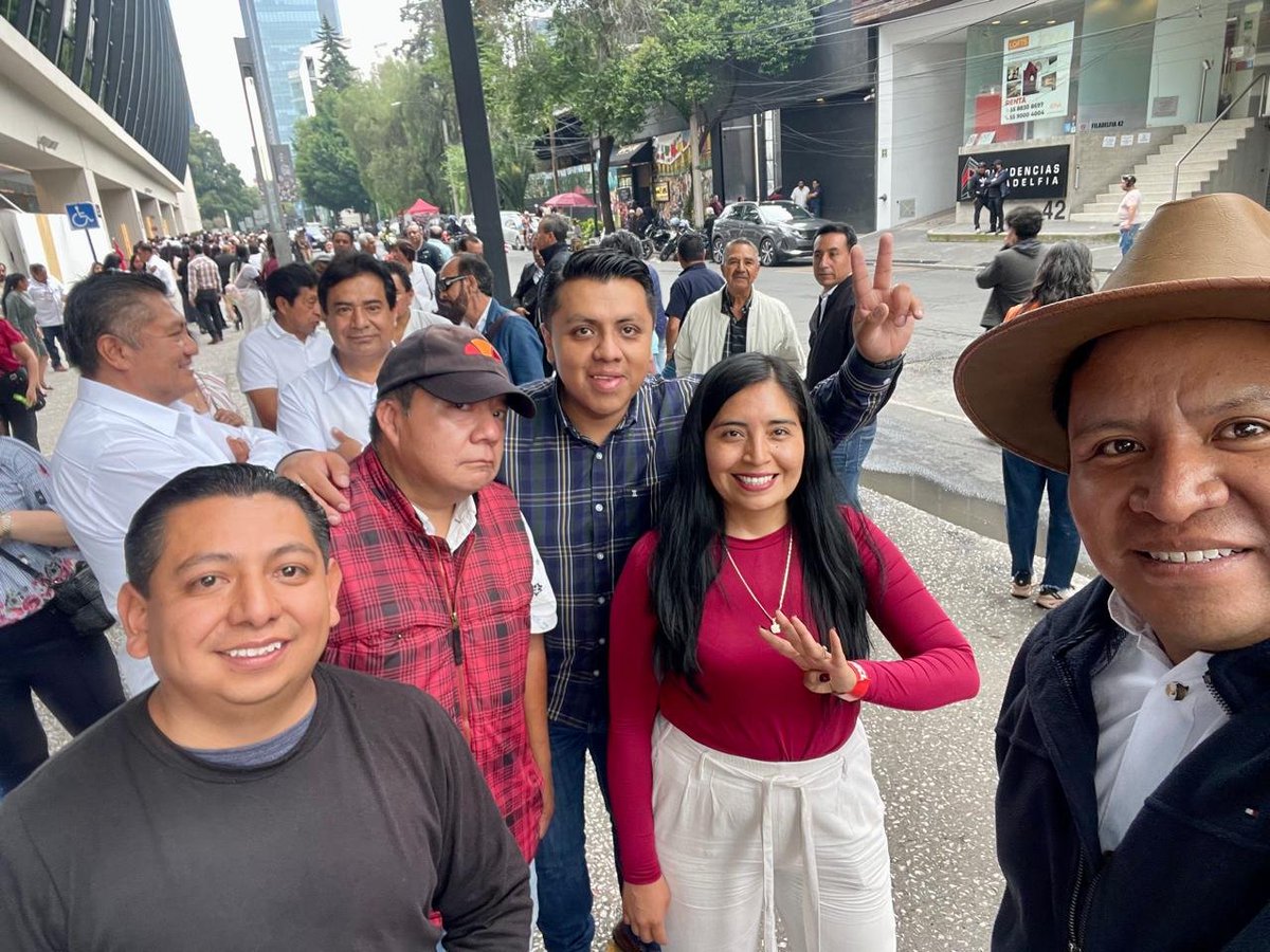 GilFlores22's tweet photo. Acompañamos en el World Trade Center de la #CDMX a la compañera @AnaLiliaRivra en su registro para ser la Coordinadora Estatal en Defensa la Transformación y Soberanía Nacional para eventualmente ser la próxima Gobernadora d #Tlaxcala.

#SembrarCosecharDefender #ALRR 
#4T #Tlx https://t.co/DUNDFFaRdZ