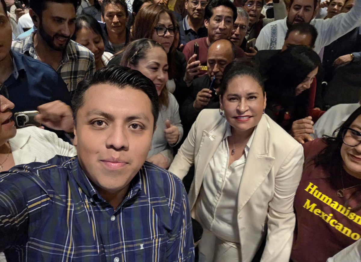 GilFlores22's tweet photo. Acompañamos en el World Trade Center de la #CDMX a la compañera @AnaLiliaRivra en su registro para ser la Coordinadora Estatal en Defensa la Transformación y Soberanía Nacional para eventualmente ser la próxima Gobernadora d #Tlaxcala.

#SembrarCosecharDefender #ALRR 
#4T #Tlx https://t.co/DUNDFFaRdZ