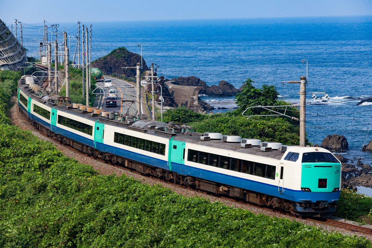 jojg_minorin's tweet photo. 当時はカヌ色より数の少ない新潟の国鉄色はかなり限定的な動きをしていた、もしくはT18が色々なところへ神出鬼没だったので、マイナーな存在の国鉄色にありがたみがあったものですが、今見返すと地域色の上沼垂色をもっと撮っていれば…と思うものです。 https://t.co/sK6y9mv1Do